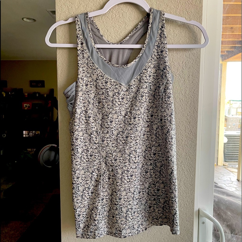 Lululemon gray floral tank top with built in bra. Size 6